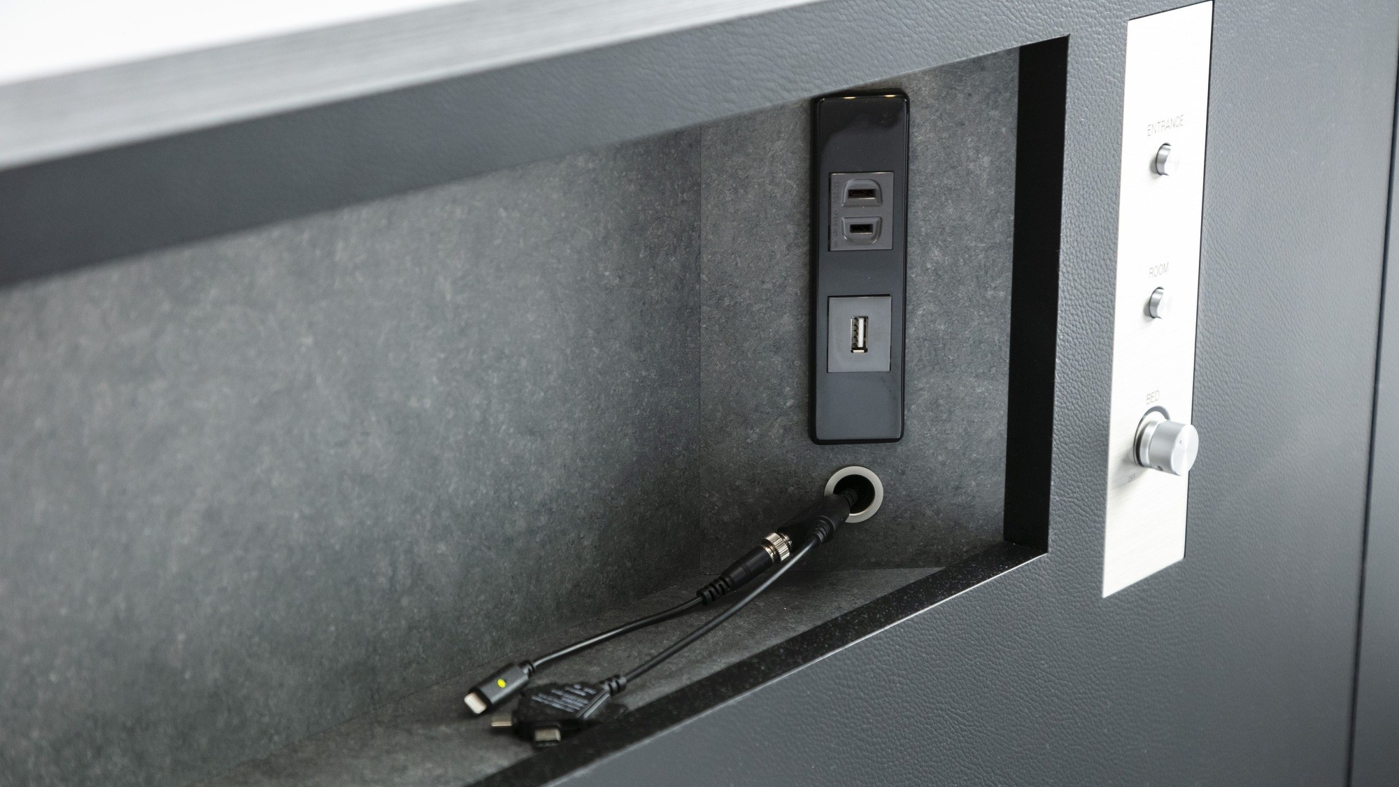 ベッドボードのマルチ充電器