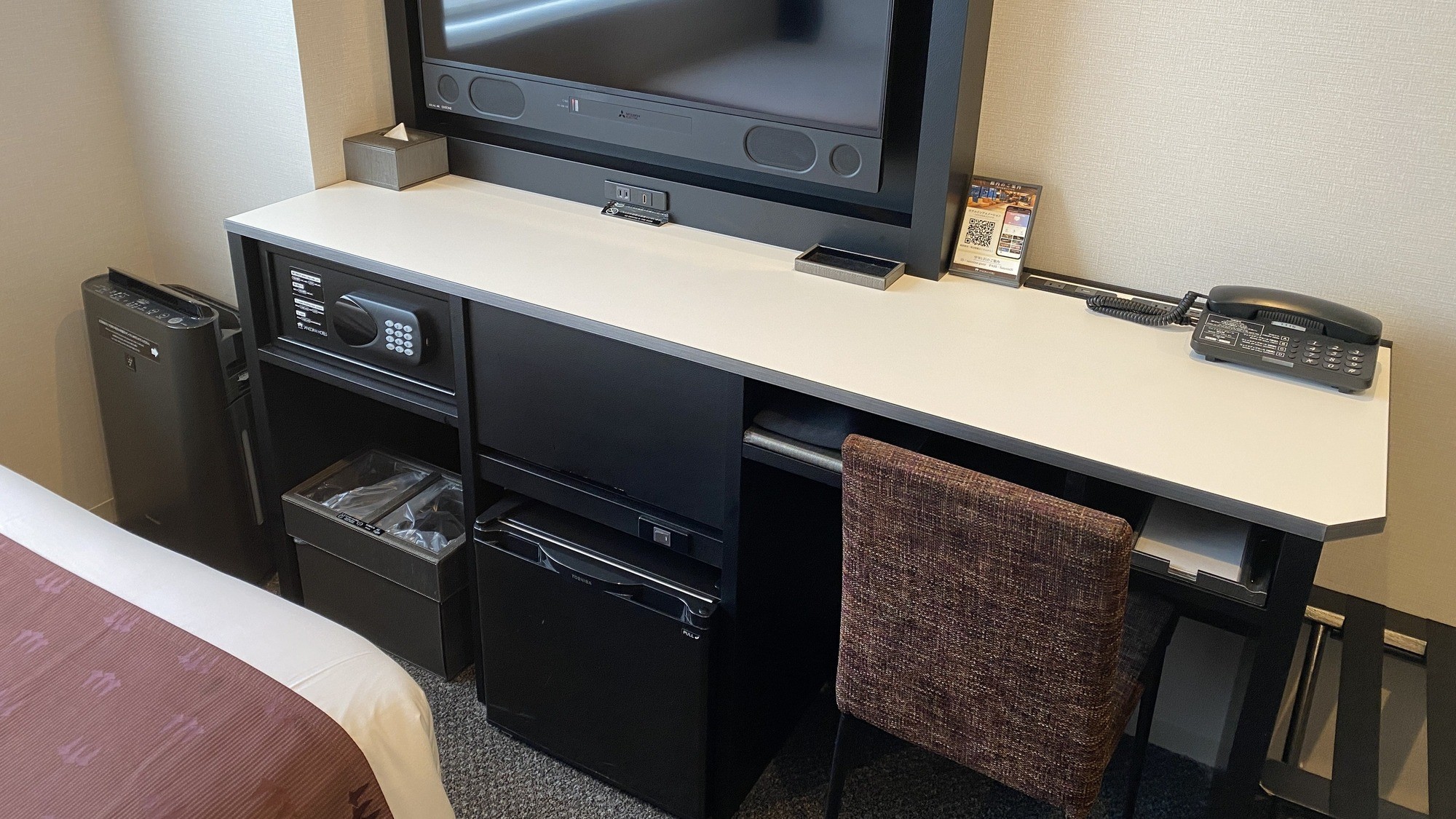 スタンダードルームのデスクまわり