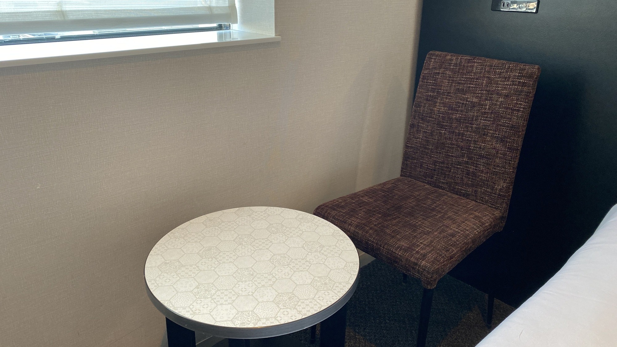 シャワーブースタイプのテーブルまわり