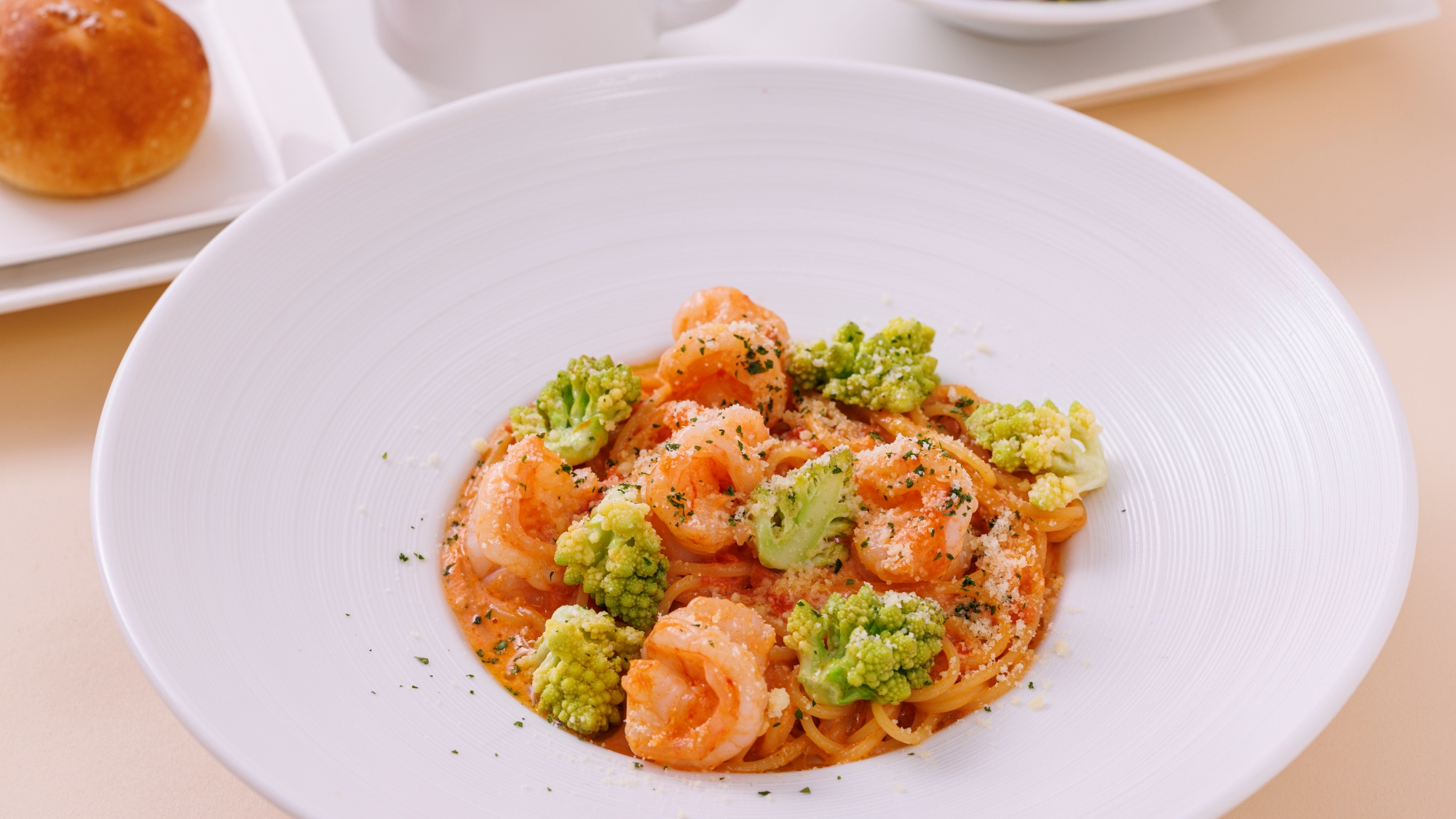 日替わりパスタランチ一例「海老とトマトのクリームパスタ」