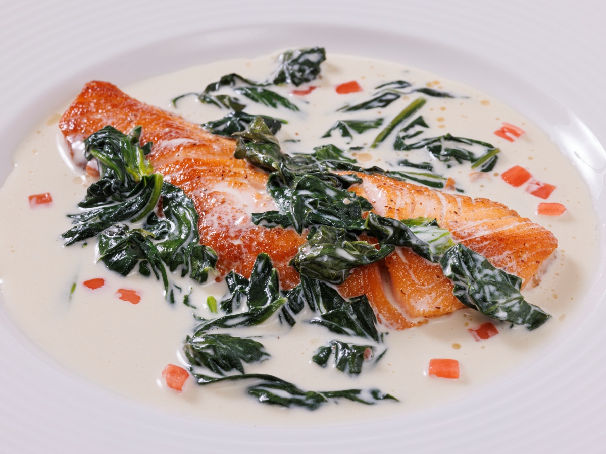 2025秋メニュー サーモンのエスカロップ、地場産ホーレン草入りクリームソース