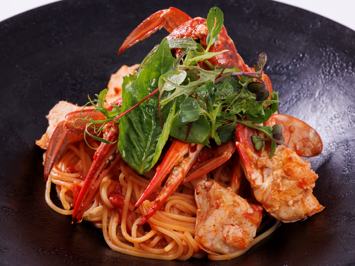 2025秋メニュー わたりガニのスパゲティ小さなハーブのブーケ