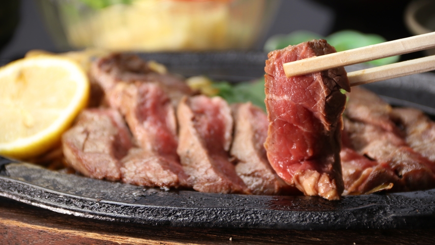 【本格ヒレステーキ】厳選した上質な牛ヒレ肉を使用。ポン酢と薬味であっさり和風ステーキセット。
