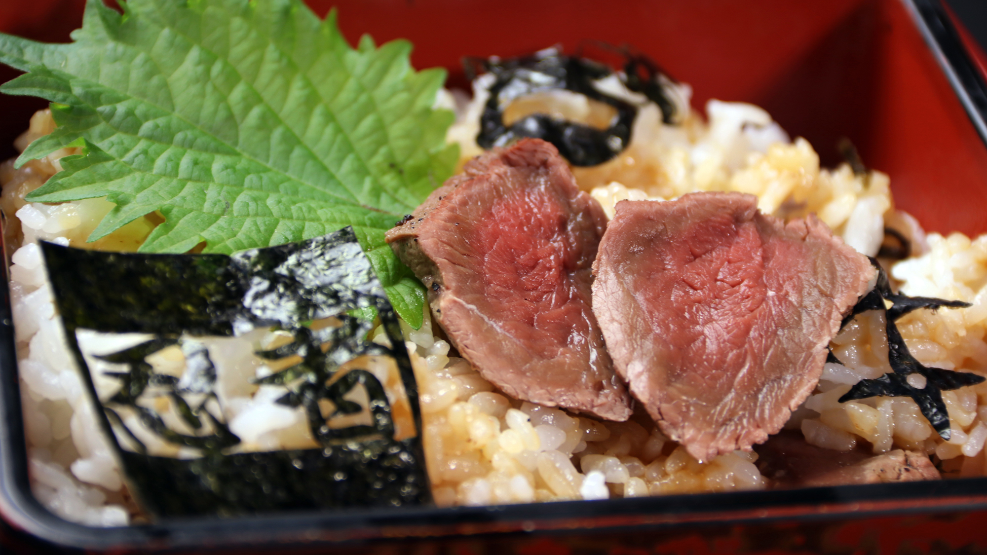 当店オリジナル！名物忍びの町の 【牛忍び丼】ご飯の中に上質なヒレ肉がたっぷり♪見た目も味も抜群です。