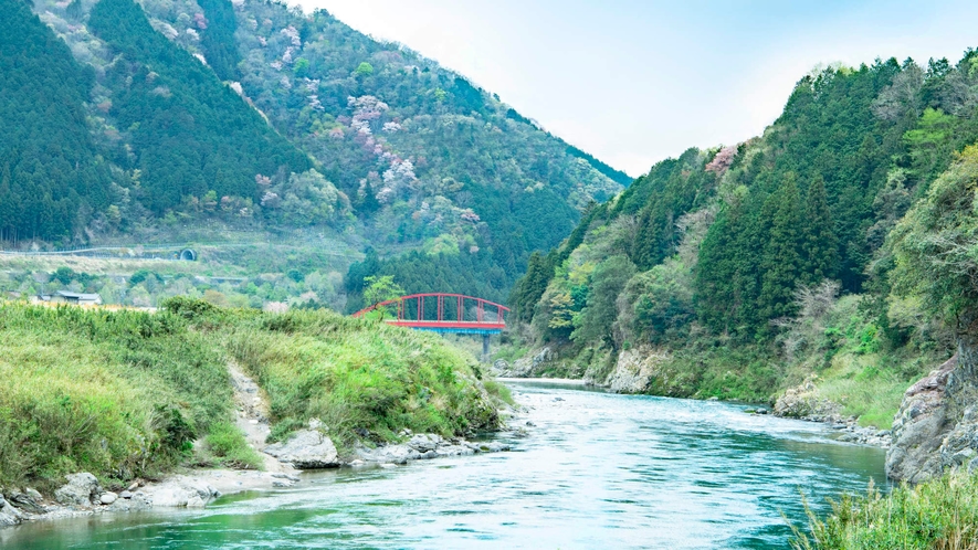 周辺／長良川のほとり、のどかな山間部に佇むので、大自然が間近に感じられます！