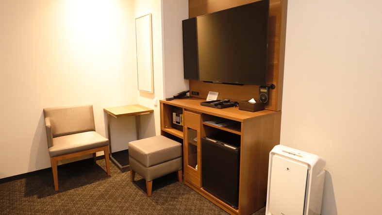 ツインルームに50インチの大型液晶テレビを完備。大きなスーツケースを広げられるスペースも魅力です