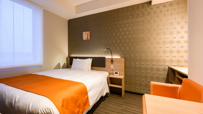 EXセミダブルＢの室内イメージです。オレンジカラーで室内が明るく感じれらます。レジャー利用向け
