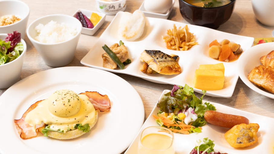 朝食はビュッフェ（バイキング）式でご提供。和食メニューもございます