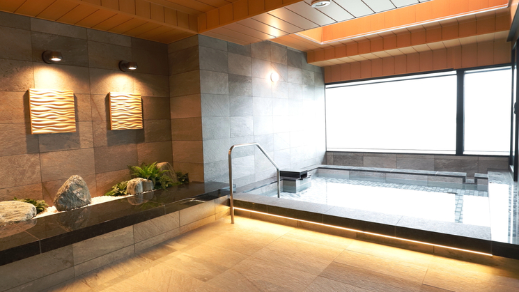 外湯は露天風呂（吹き抜け）となっています。外気に触れながら大きな湯船でゆったり♪