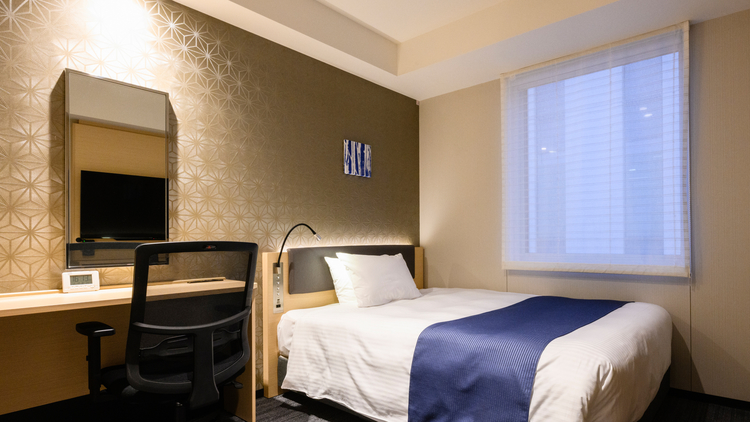 EXセミダブルＡの室内イメージ。デスクワークに集中できるロングデスク＆ビジネスチェアを完備