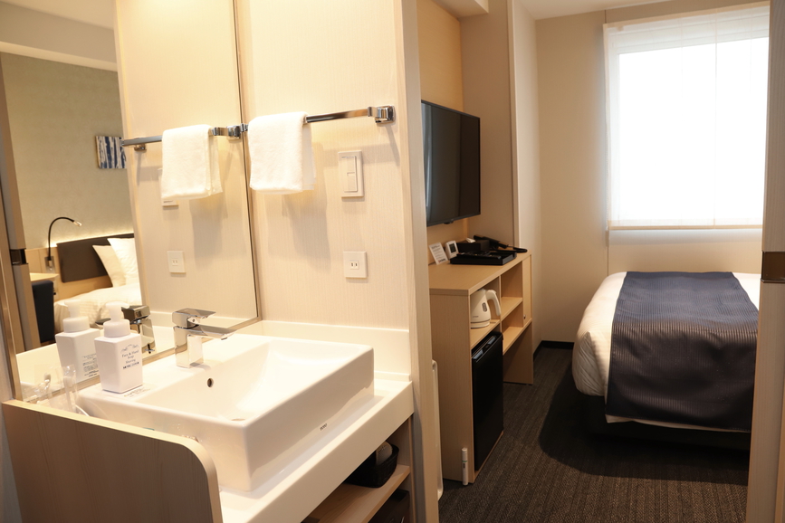【禁煙】セミダブルType-A / 客室部と廊下部の間に引き戸があり、廊下部に独立洗面台設置