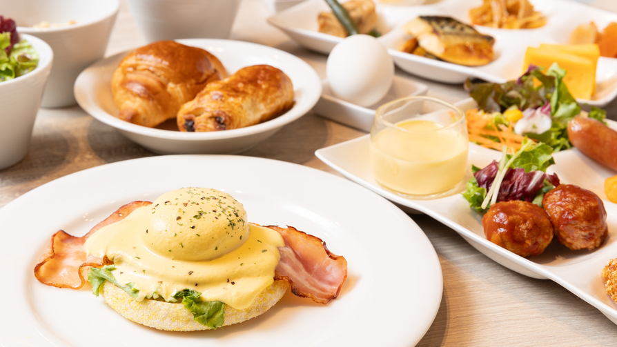 朝食はビュッフェ（バイキング）式でご提供。和食メニューもございます
