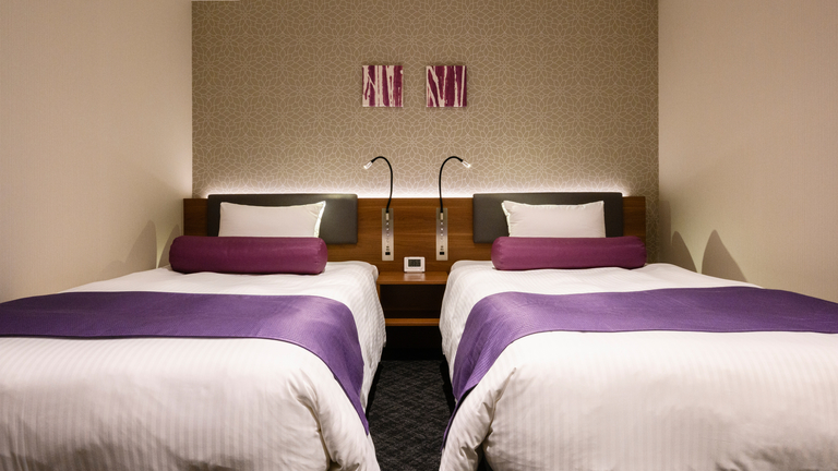 ツインルームの室内イメージ。添い寝のお子様（小学生以下）は大人1名につき1名様まで無料でご宿泊OK