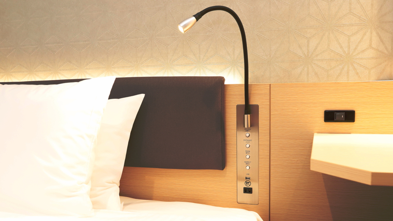 ヘッドボードには便利なUSBコンセントが備わっています。読書灯は手元を暖かく照らしてくれます