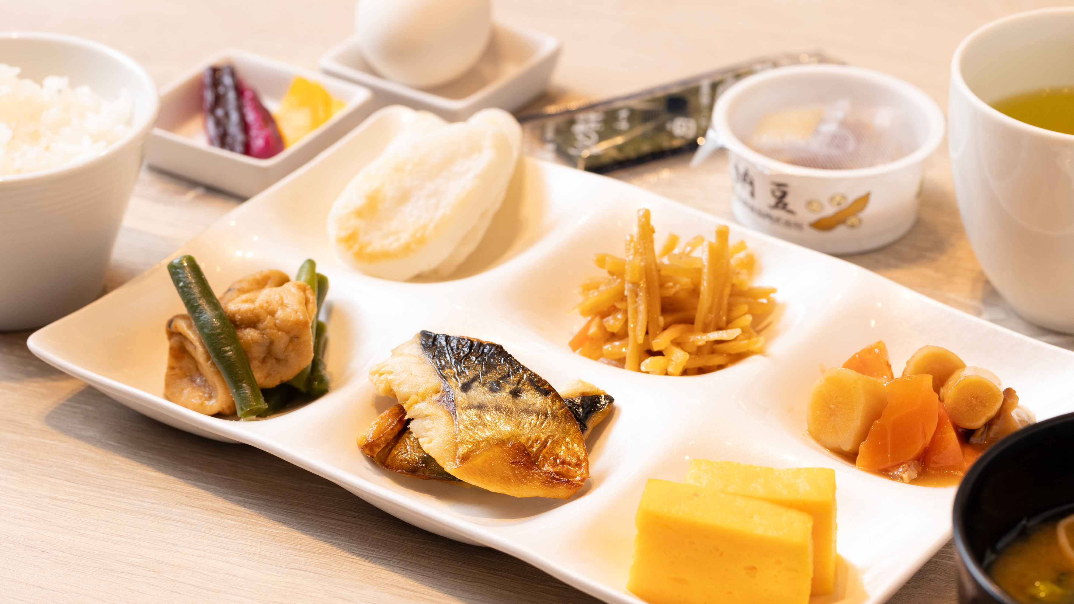 朝食はビュッフェ（バイキング）式でご提供。