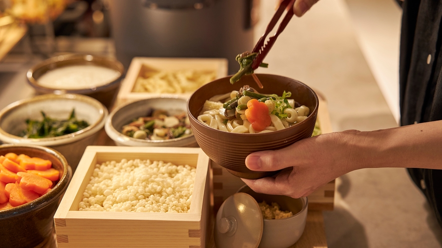 うどんを湯通ししたあとは、お好みのトッピングをお好きなだけお選びください。