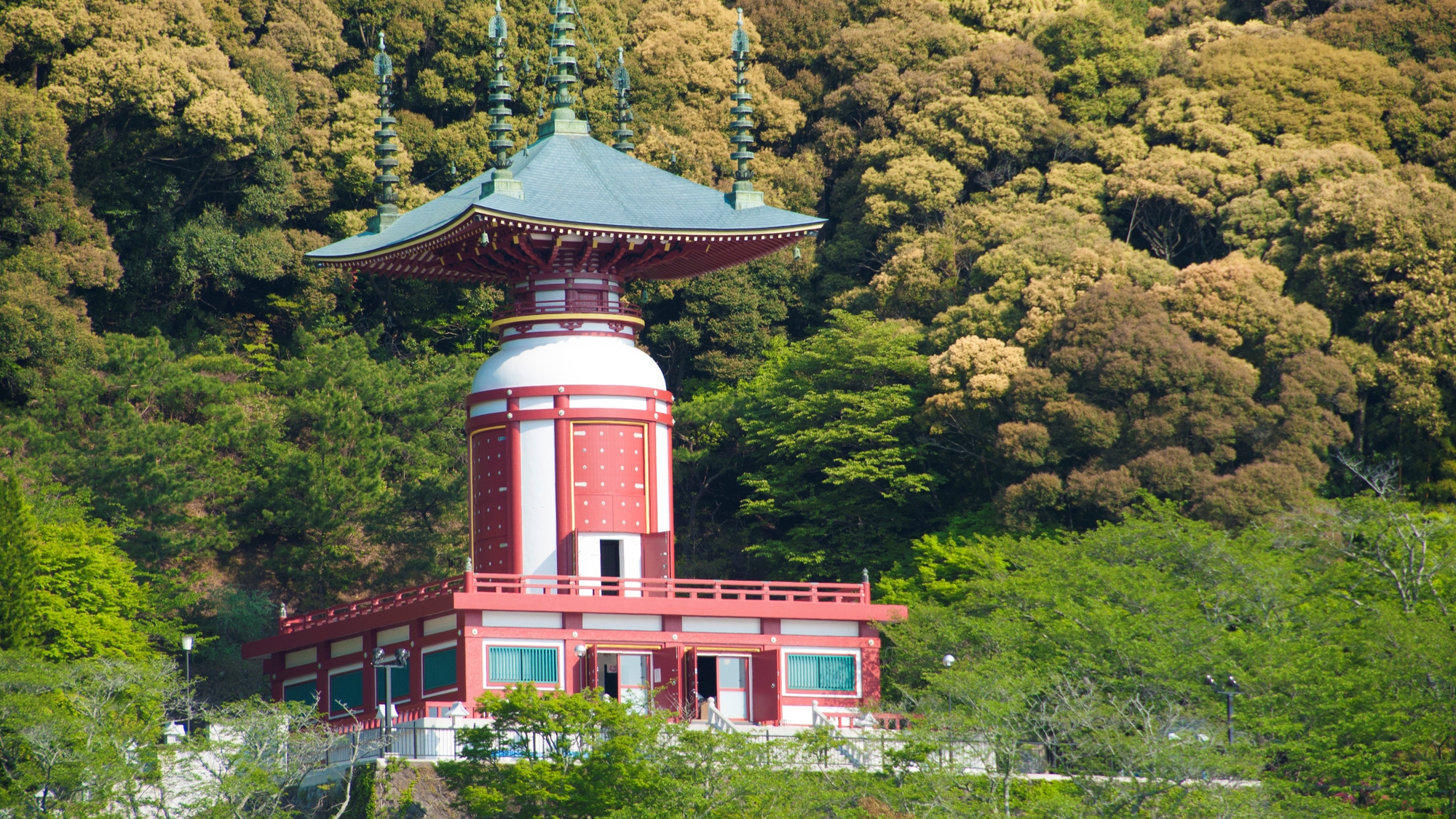 【当館から車で約35分】四国八十八カ所霊場の第二十三番札所で、厄除けにご利益があるとされる「薬王寺」