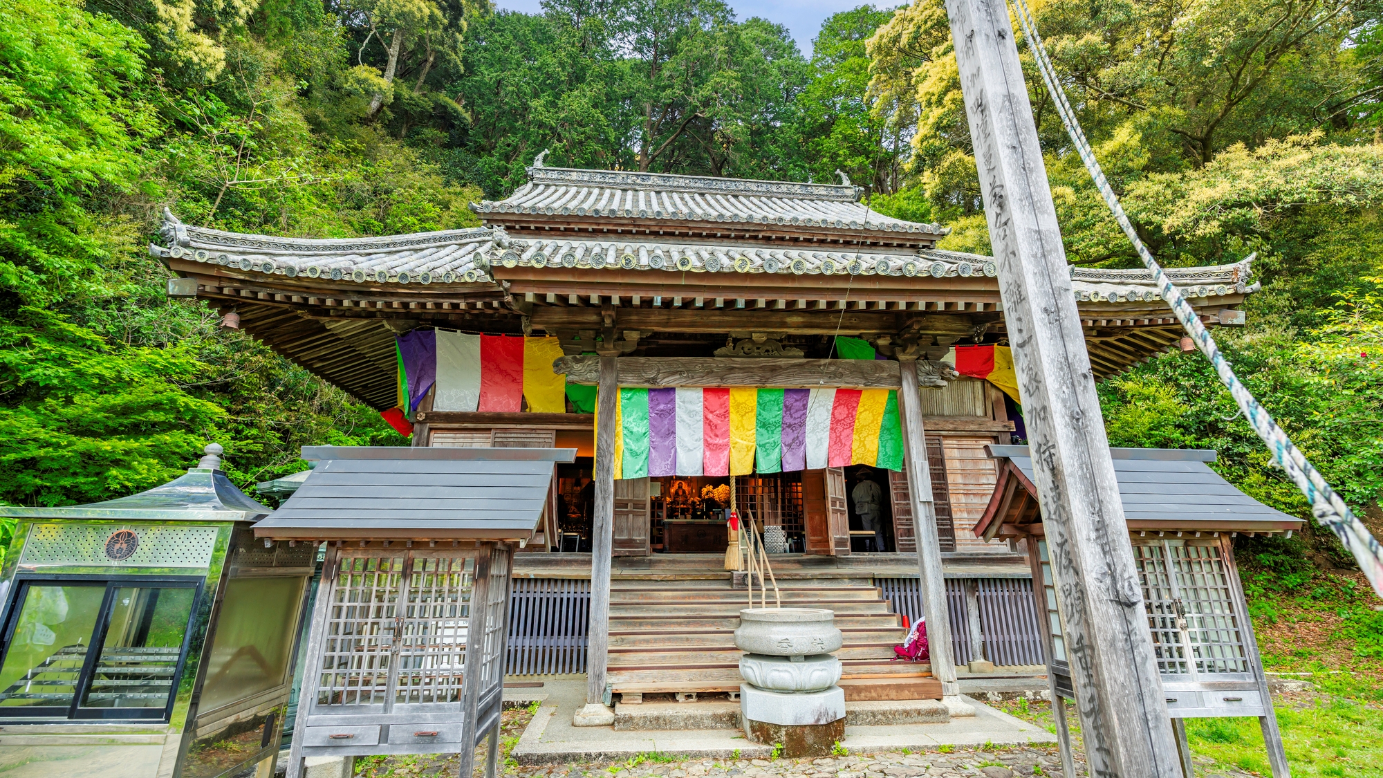 【当館から車で約25分】四国八十八カ所霊場の第二十二番札所で、厄除けの寺として知られる「平等寺」