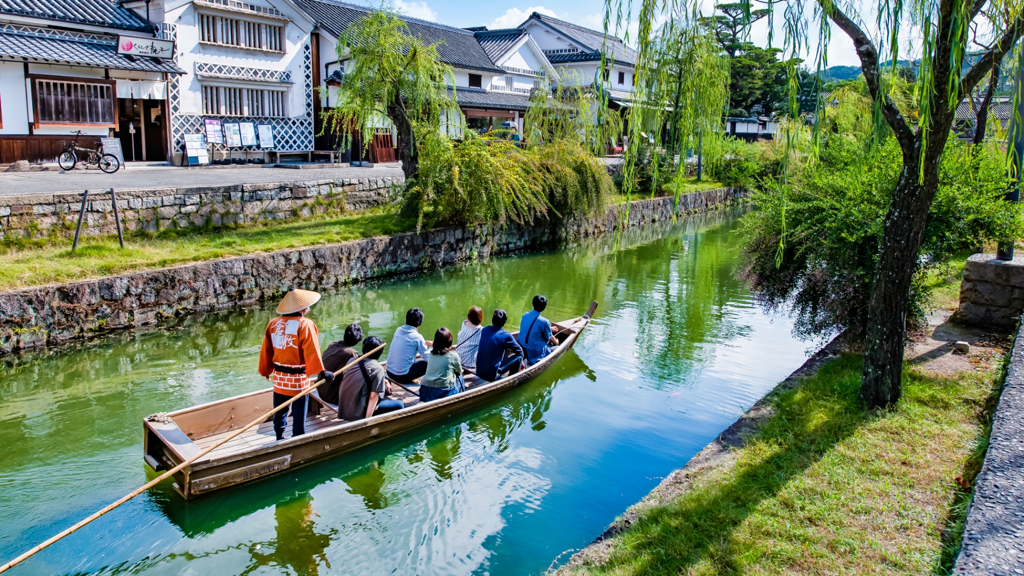 【当館から電車で約40分】運河沿いに古い建築物が立ち並ぶ「倉敷美観地区」
