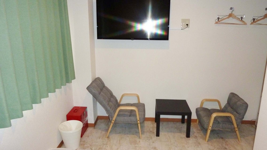 ・【ワイドセミダブル201】壁掛け式の42型TVを設置