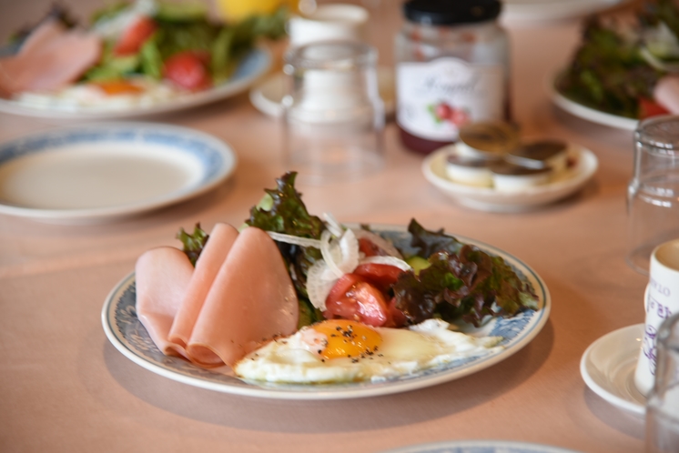 朝食の一例  （朝食は7時から9時。事前予約制）早朝出発の場合はお弁当へ変更可能です。