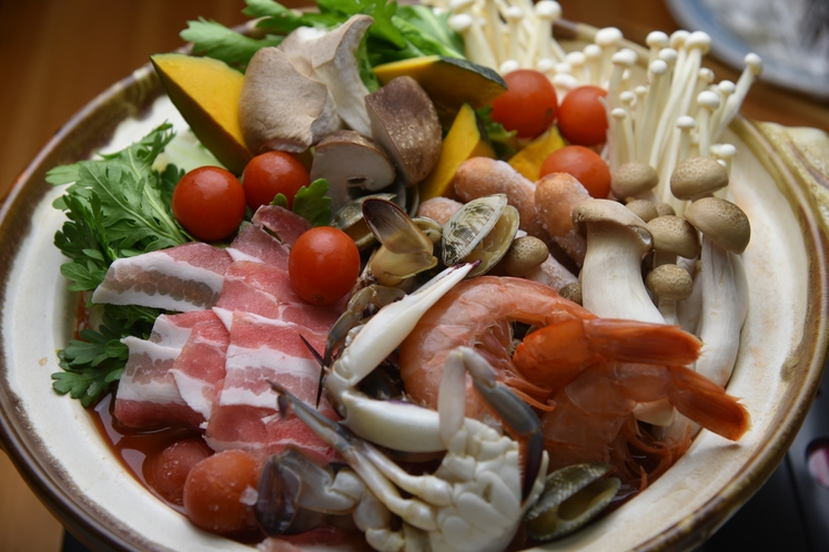 トマト鍋（春・秋・冬期間の気温の低い日の夕食は、当館名物・トマト鍋になる日があります）