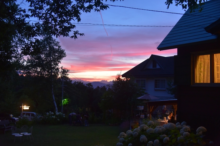 当館の庭（夕景）