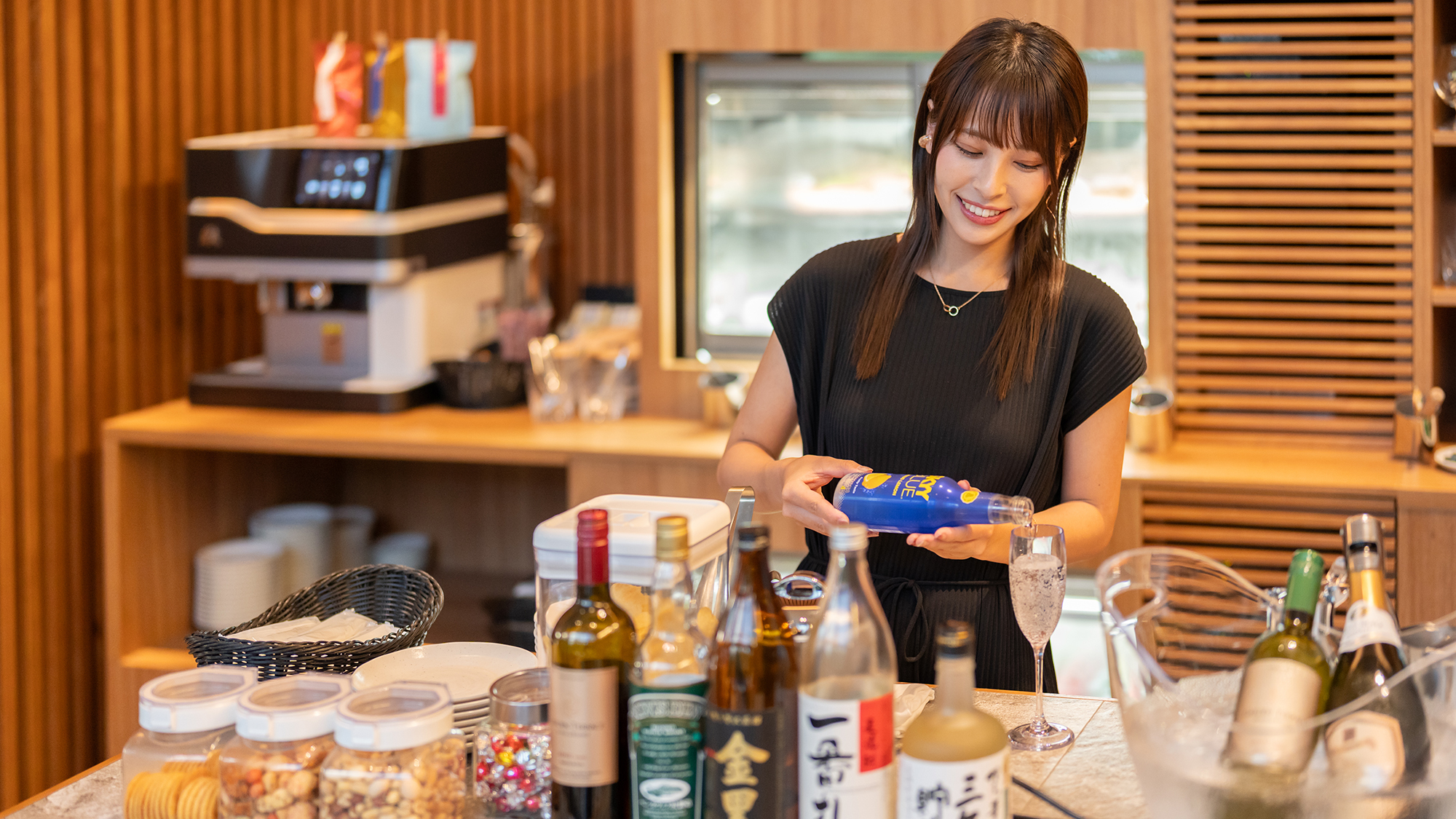 【クラブラウンジ】 水面の煌めきが美しい。解放感のある宿泊者専用ラウンジ