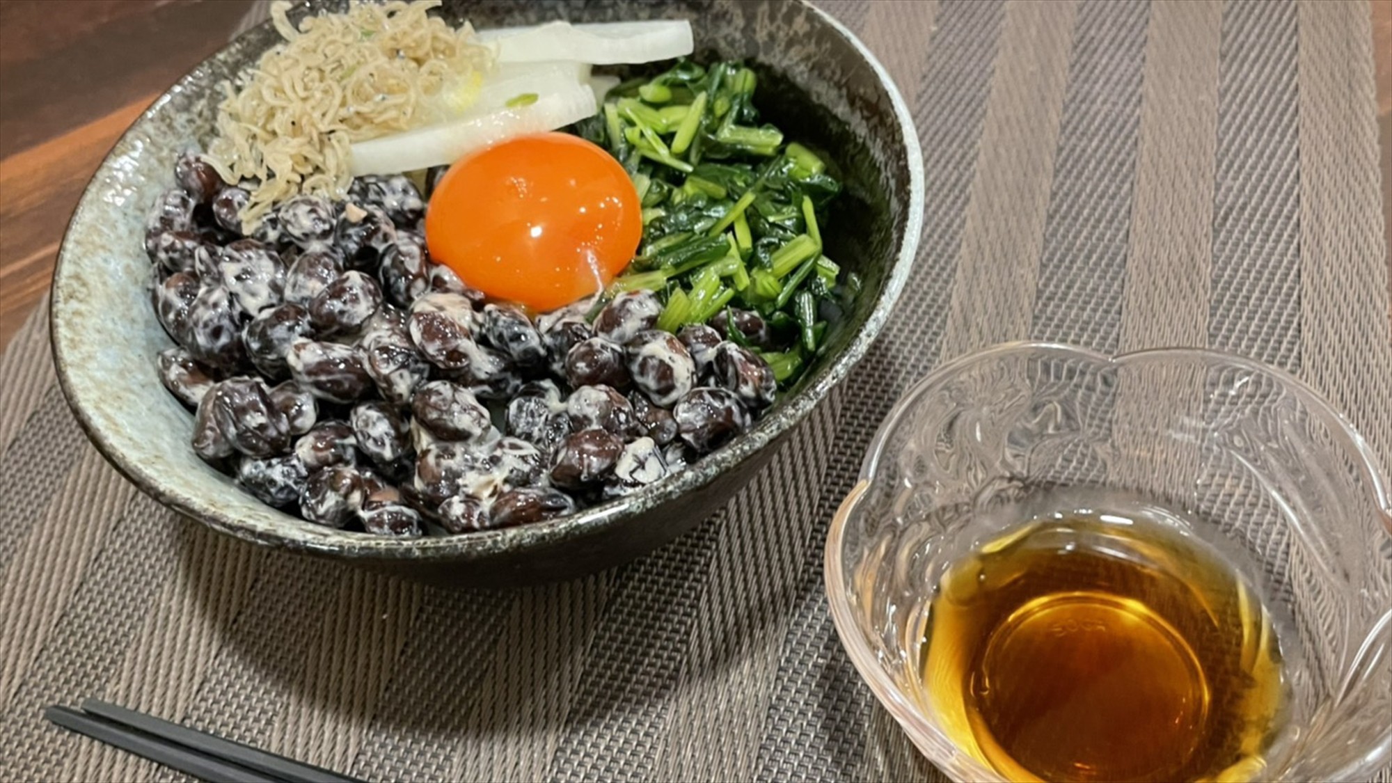 夕食付きプラン『丹波黒豆納豆丼』のお弁当