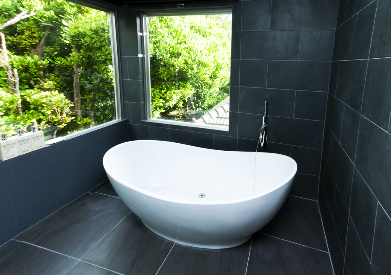 大きな窓からは太陽の光が降り注ぎ、福木の森の中でリフレッシュ