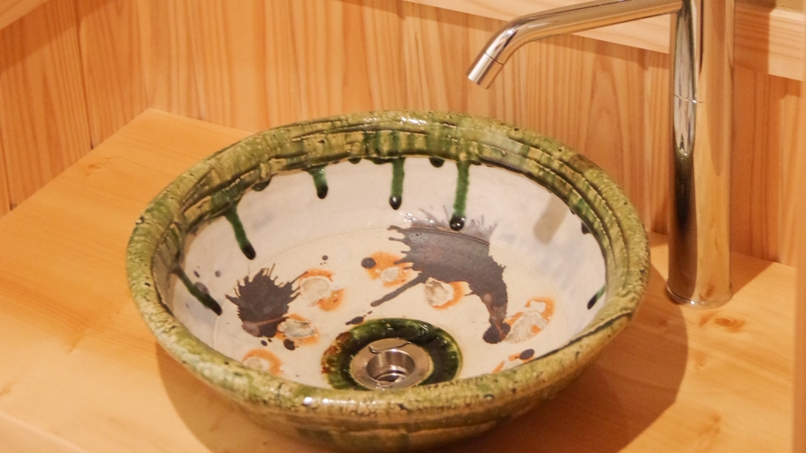 *客室一例／洗面台には益子焼の陶器を使用しております
