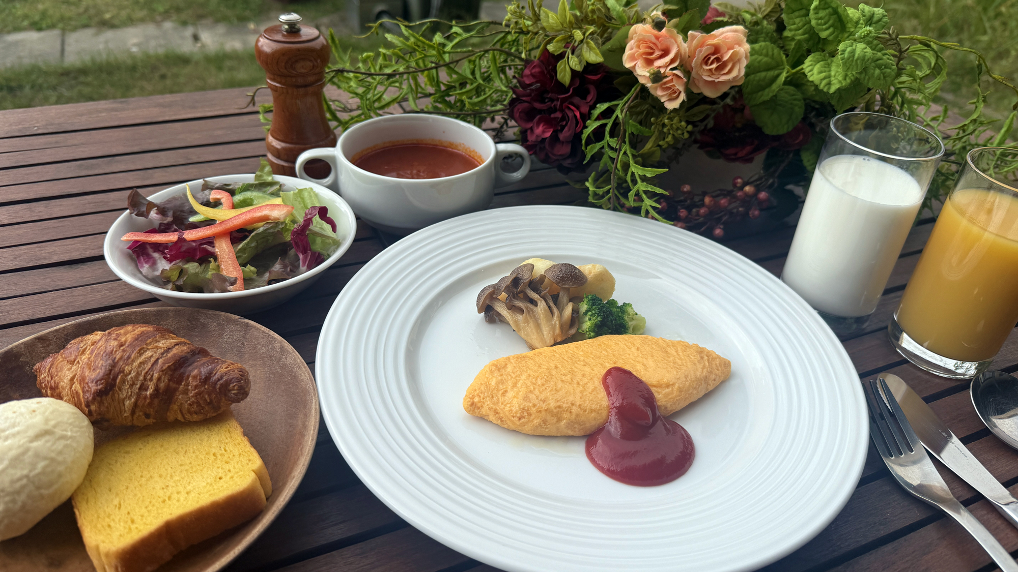 朝食の選べるメイン洋食　3月から5月末まではふわふわオムレツ　温野菜添え