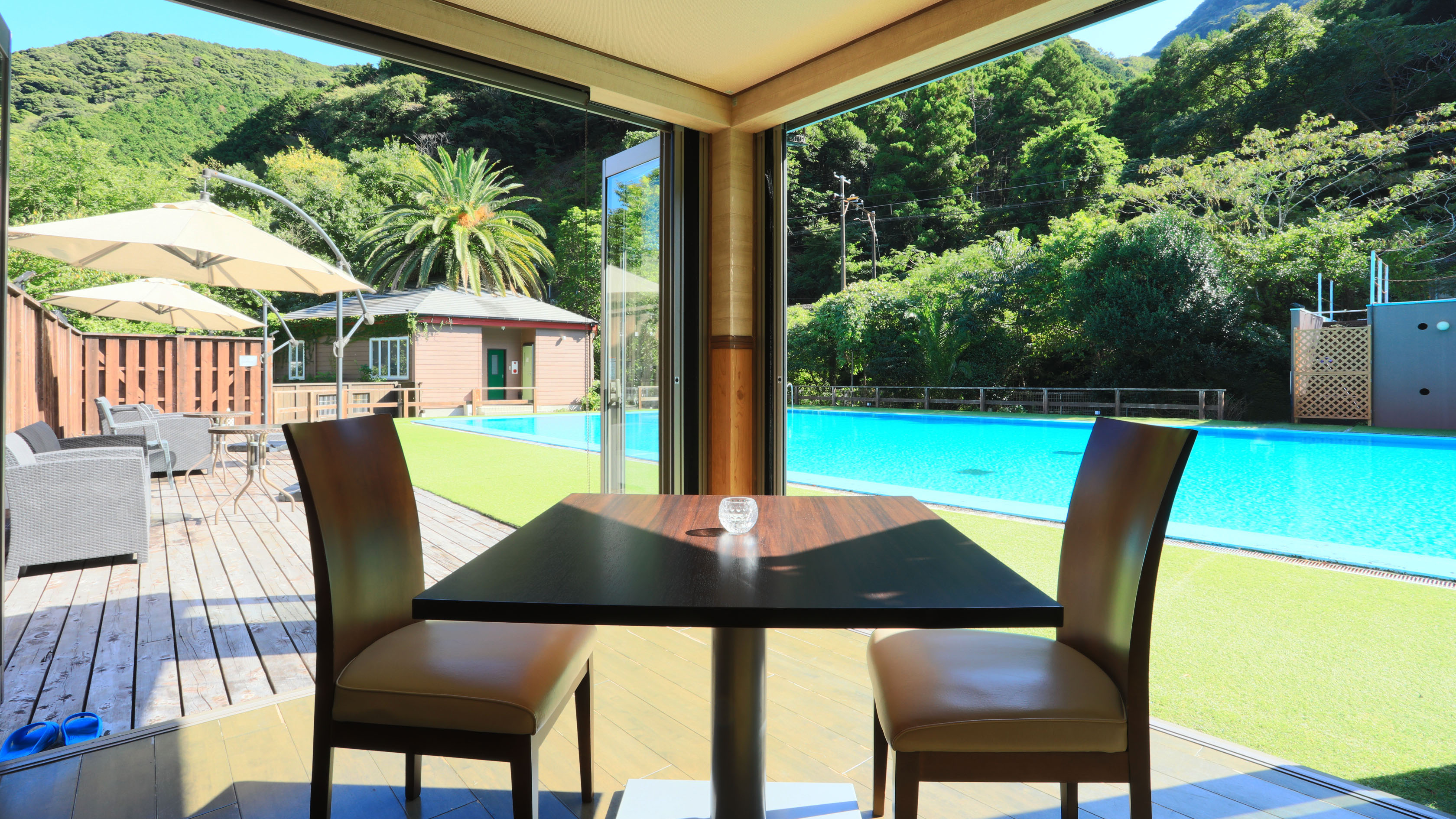 ダイニング◆朝日がきらめくプールサイド