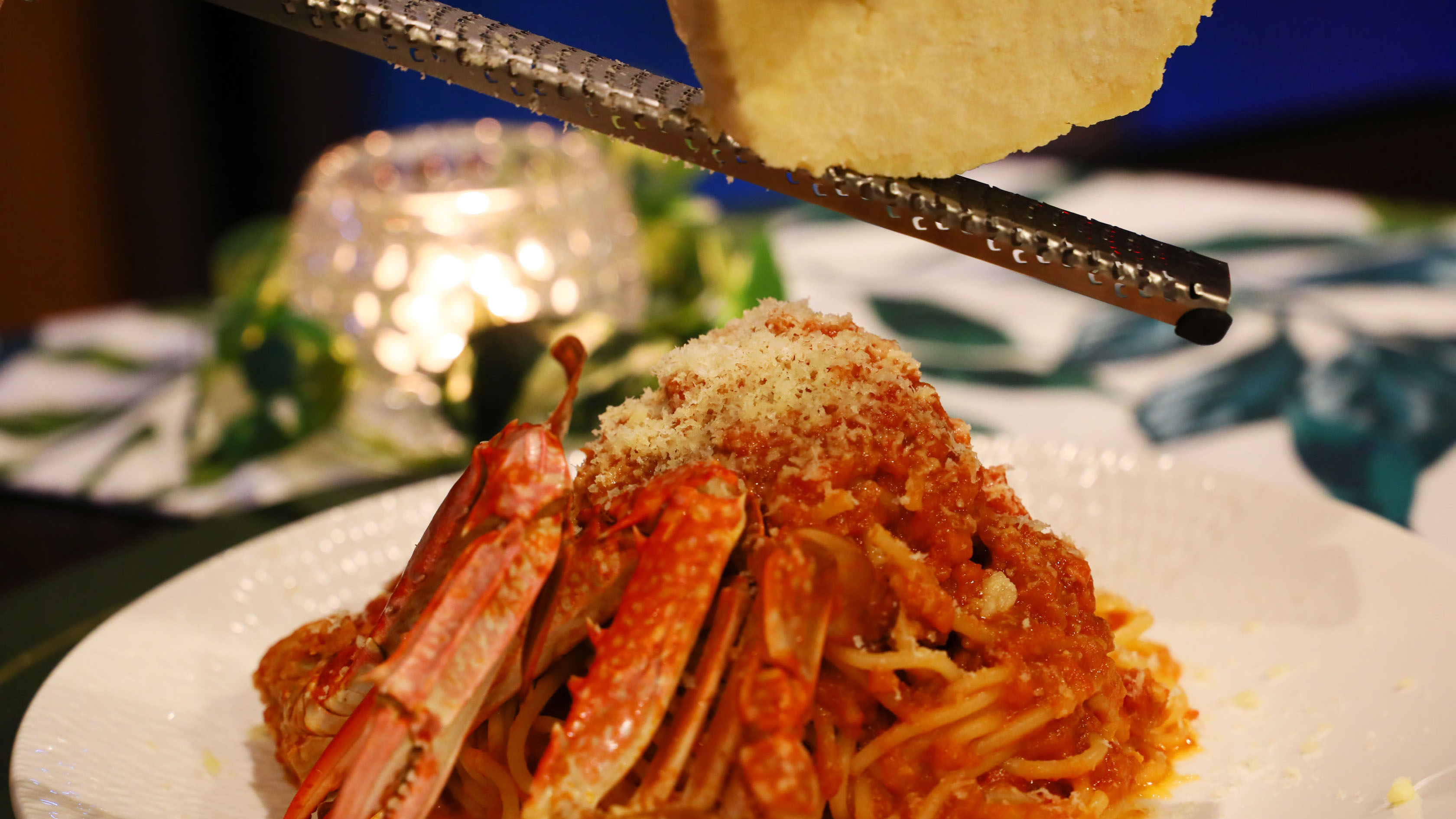 目の前でチーズをかけます