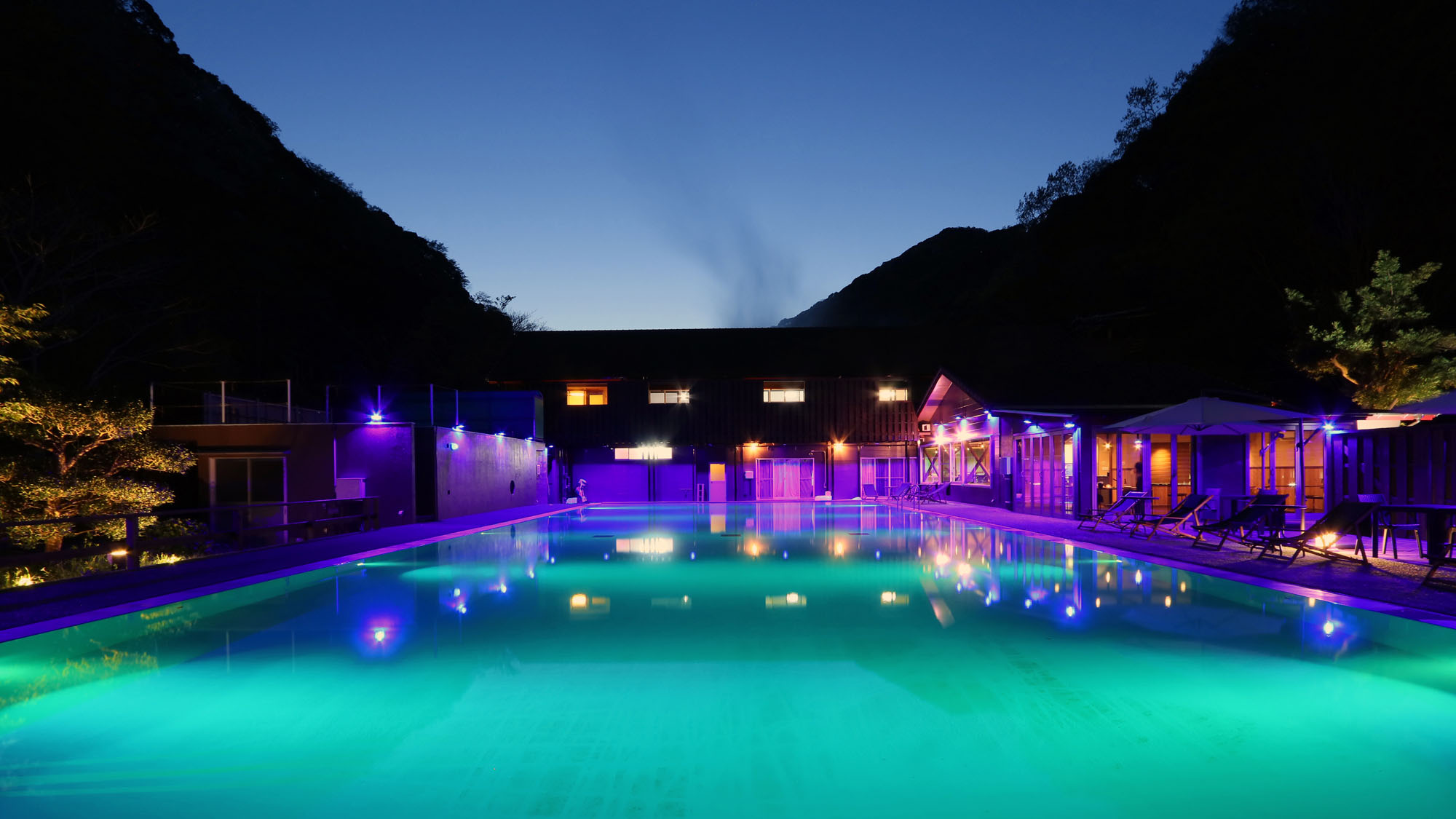 ナイトプール -Night pool-◆ライトアップされた幻想的な景色