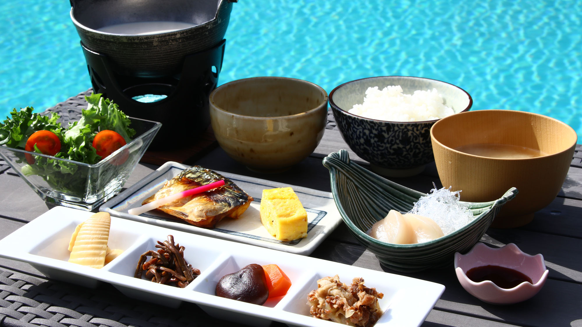 朝食　朝日に煌めく水面を眺めながら