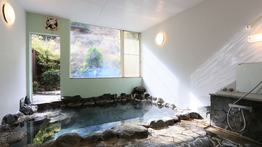 浴場 -Bath-◆源泉100％かけ流しの石風呂です 客室の露天風呂とはまた違った寛ぎを感じます