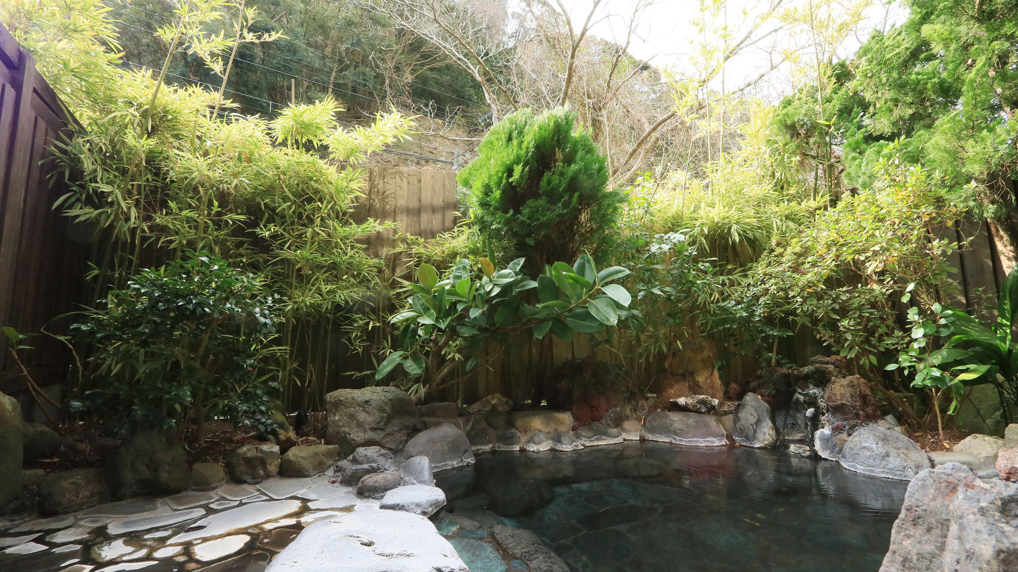 露天風呂 -Open-air bath-◆緑を眺めながら、ゆったりとした時間を