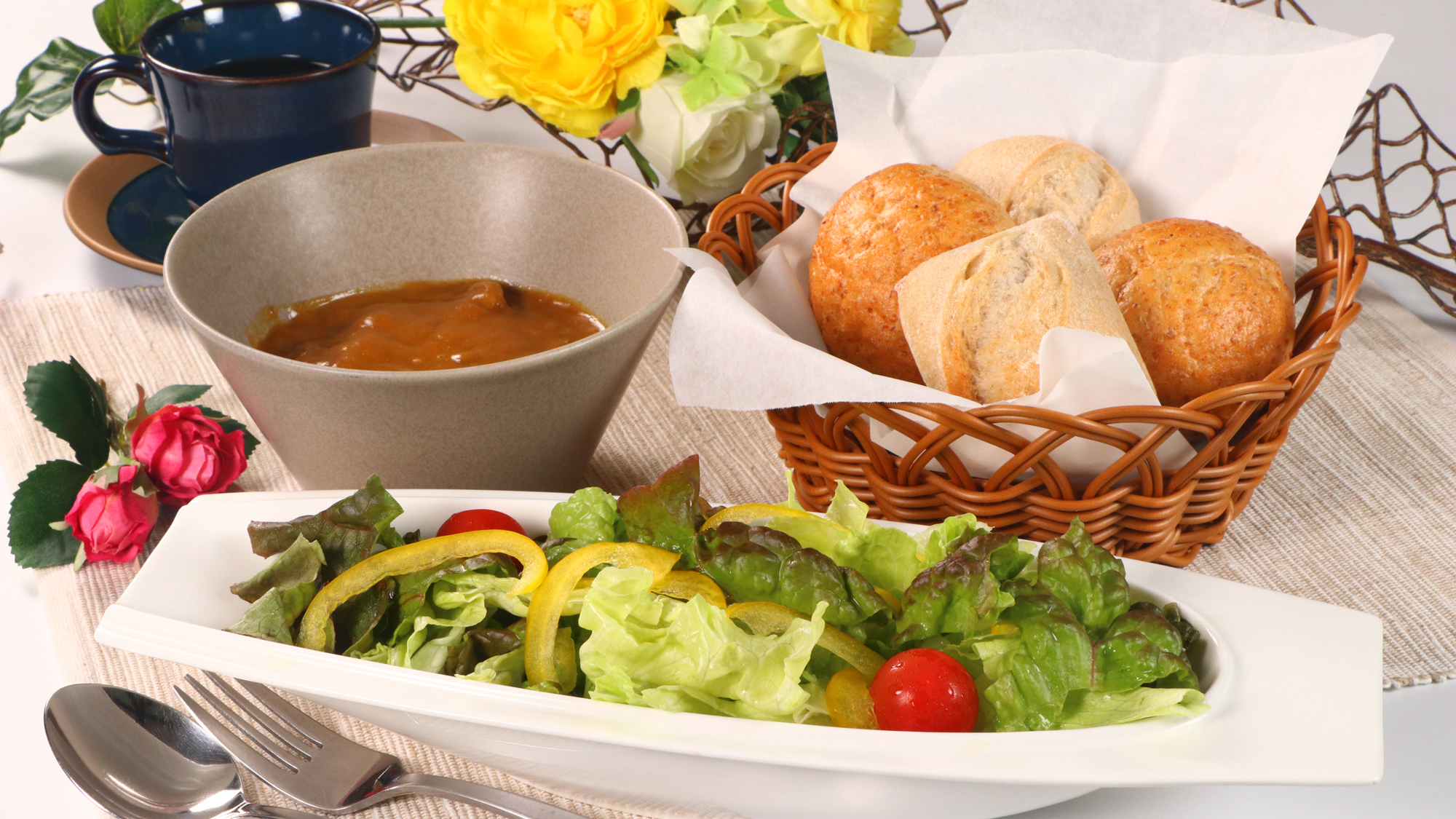 【離れ】朝食一例　カレー＆サラダ＆パン