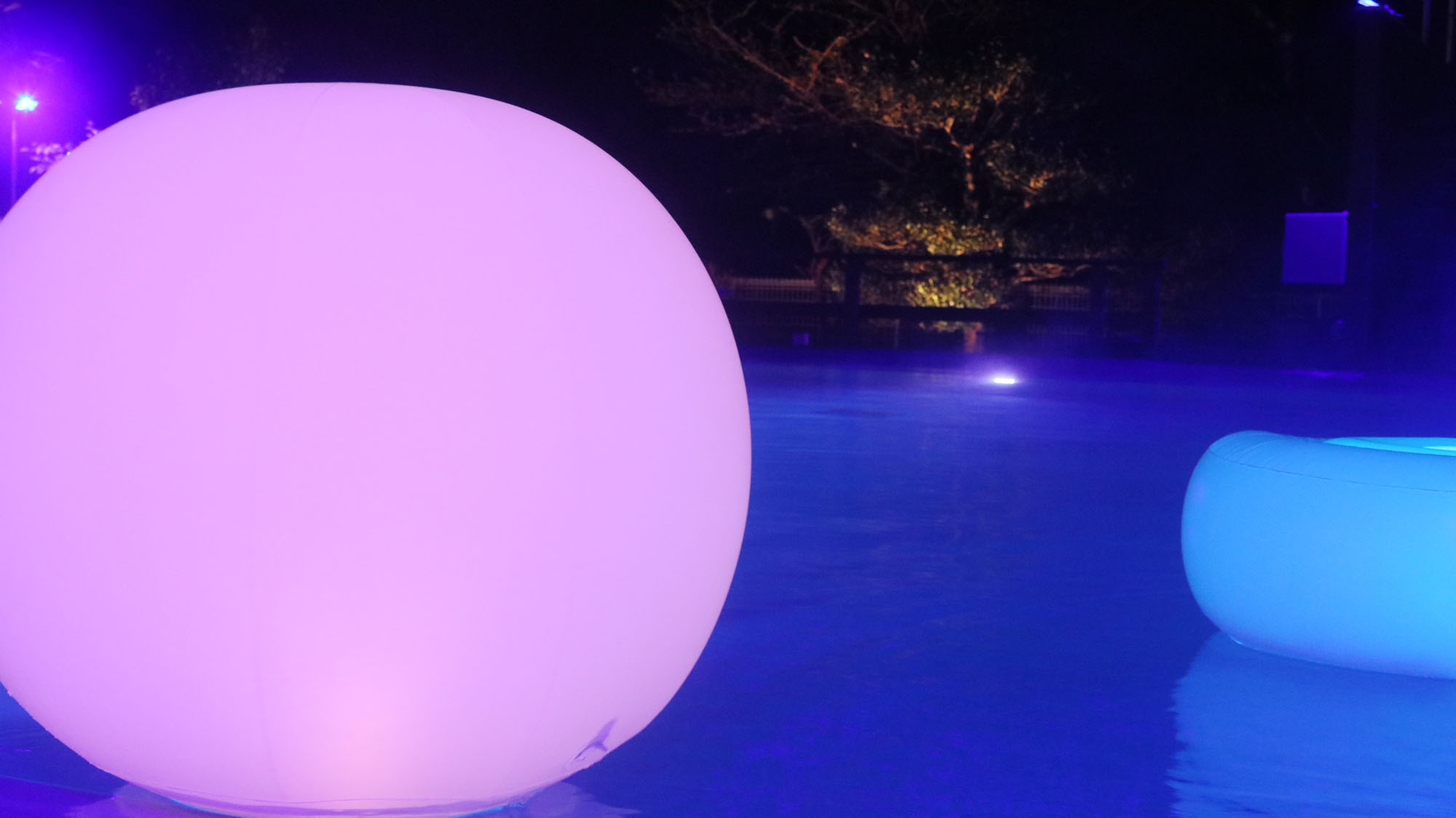 ナイトプール -Night pool-◆夜になるとカラーライトによる幻想的な姿に