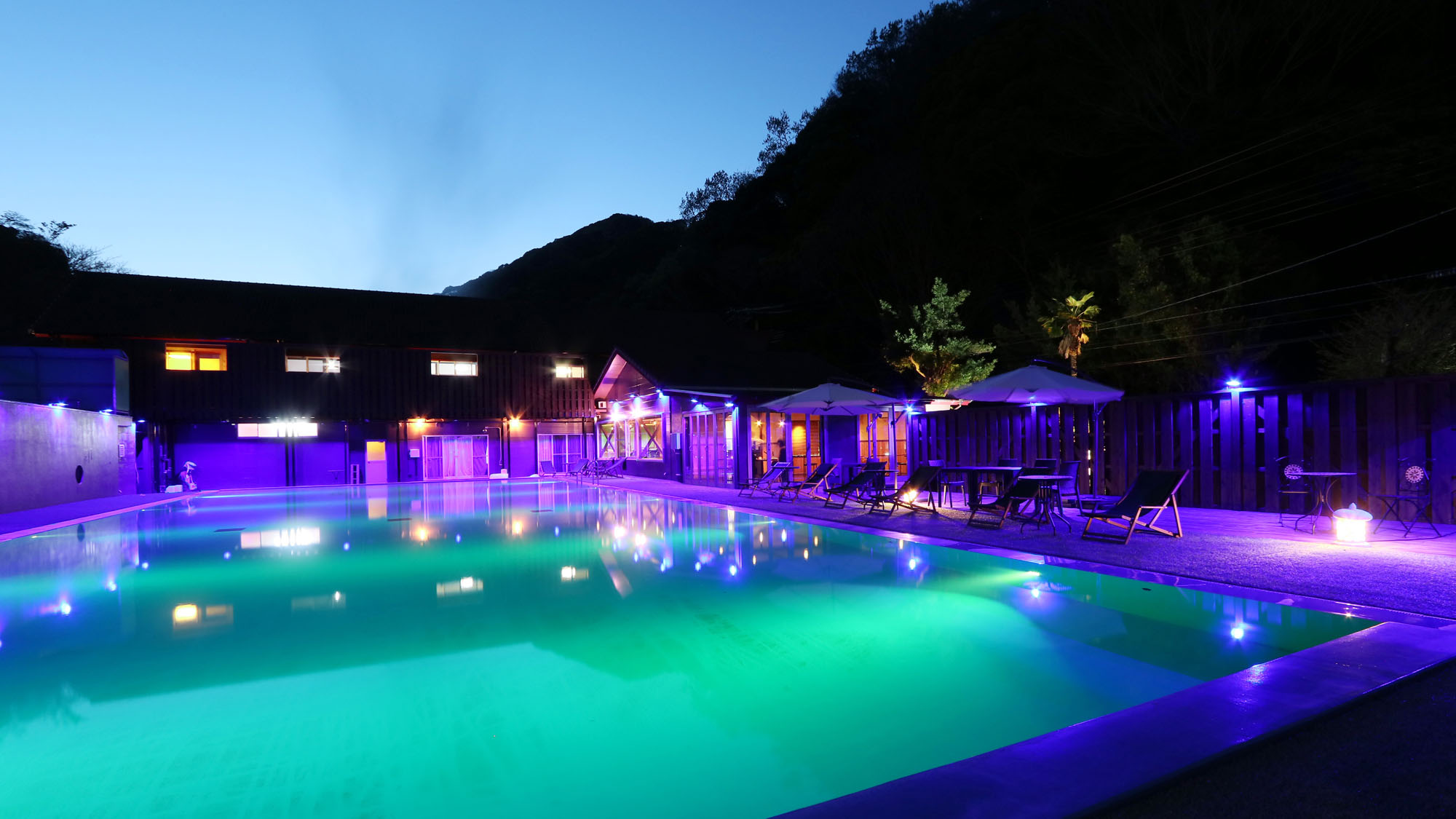 ナイトプール -Night pool-◆カラーライトに照らされた、夜のプール