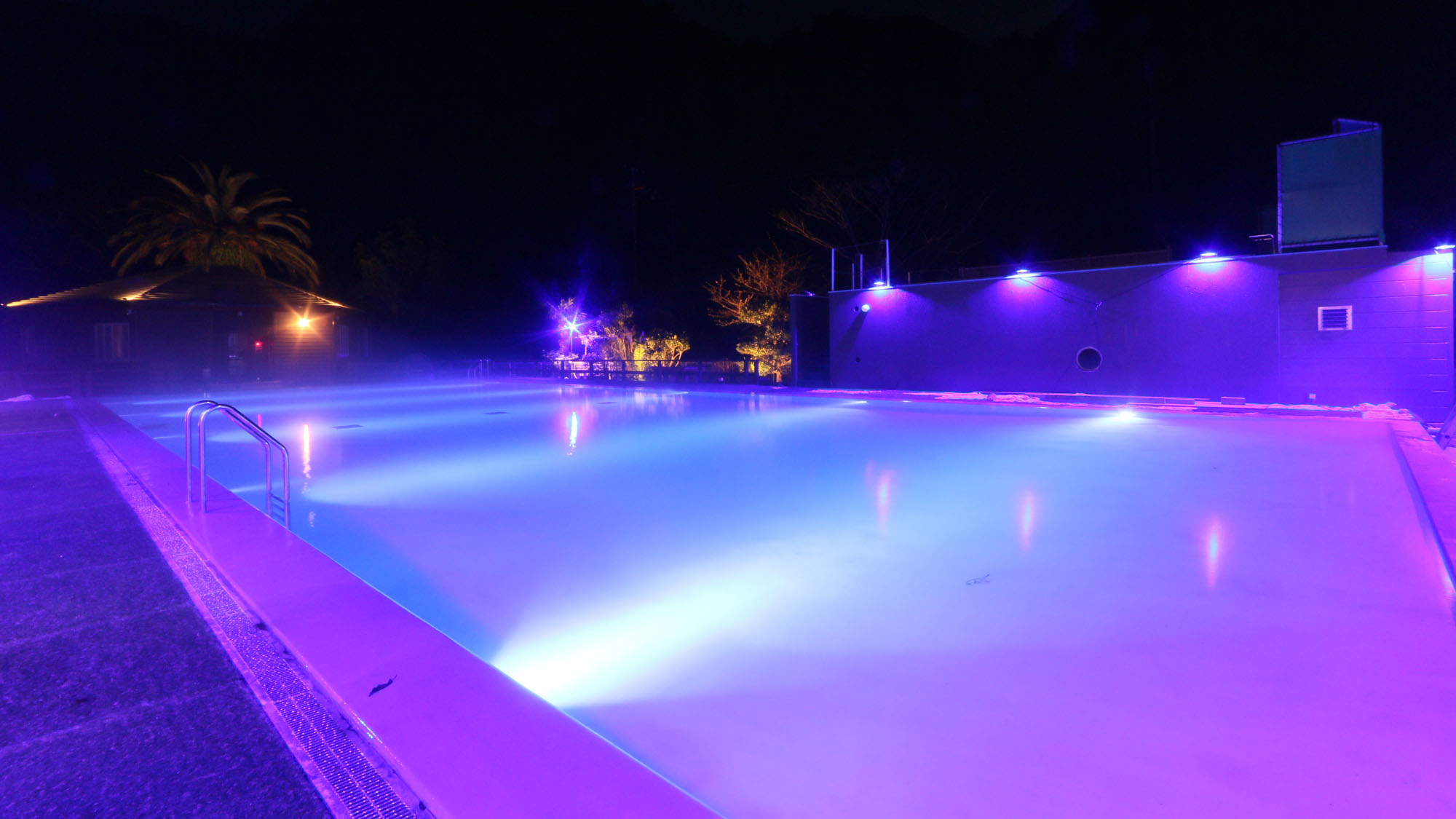 ナイトプール -Night pool-◆ライトアップにより浮かび上がるプールのフォルム