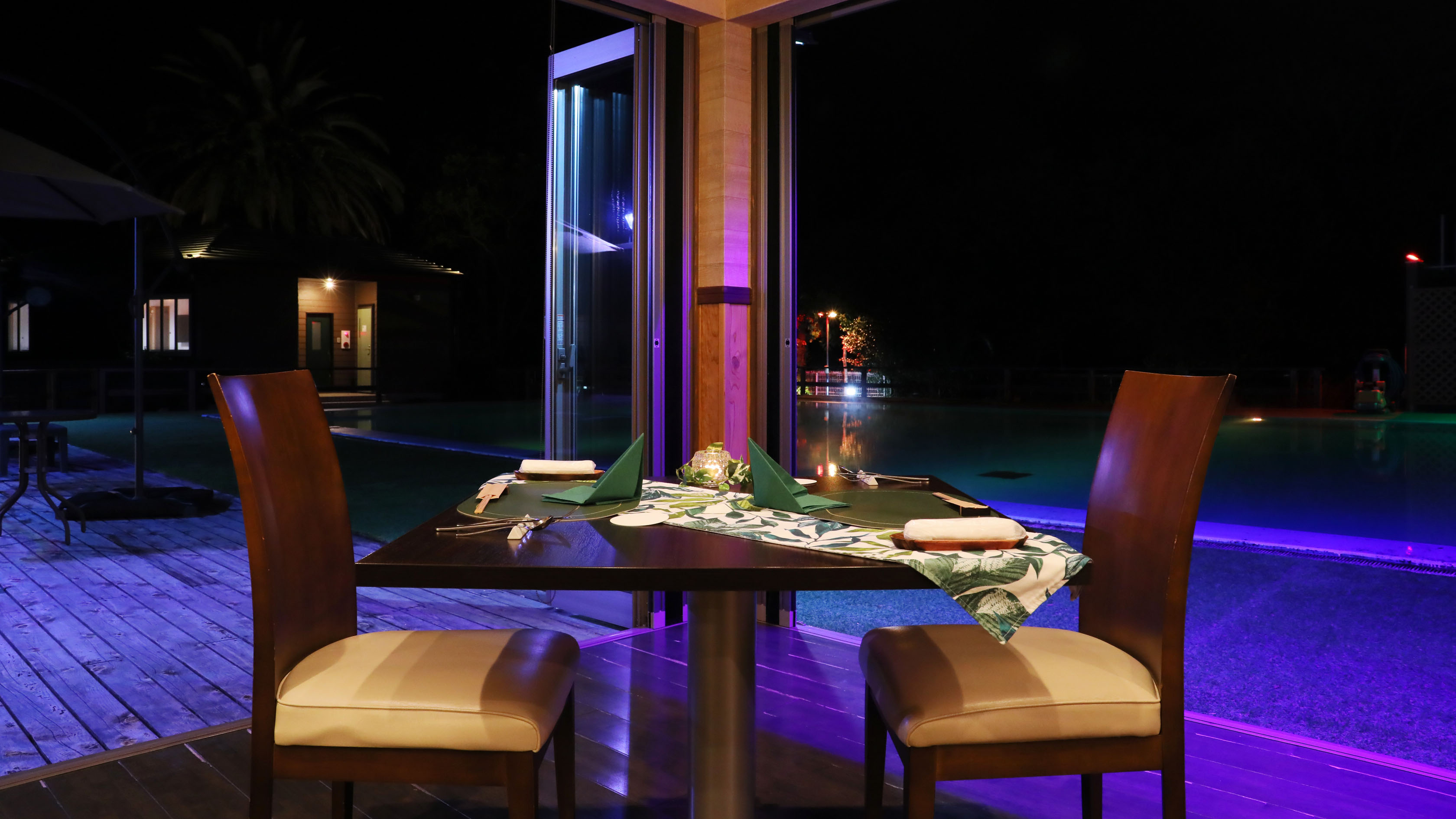 ダイイング◆ナイトプールを眺めながら