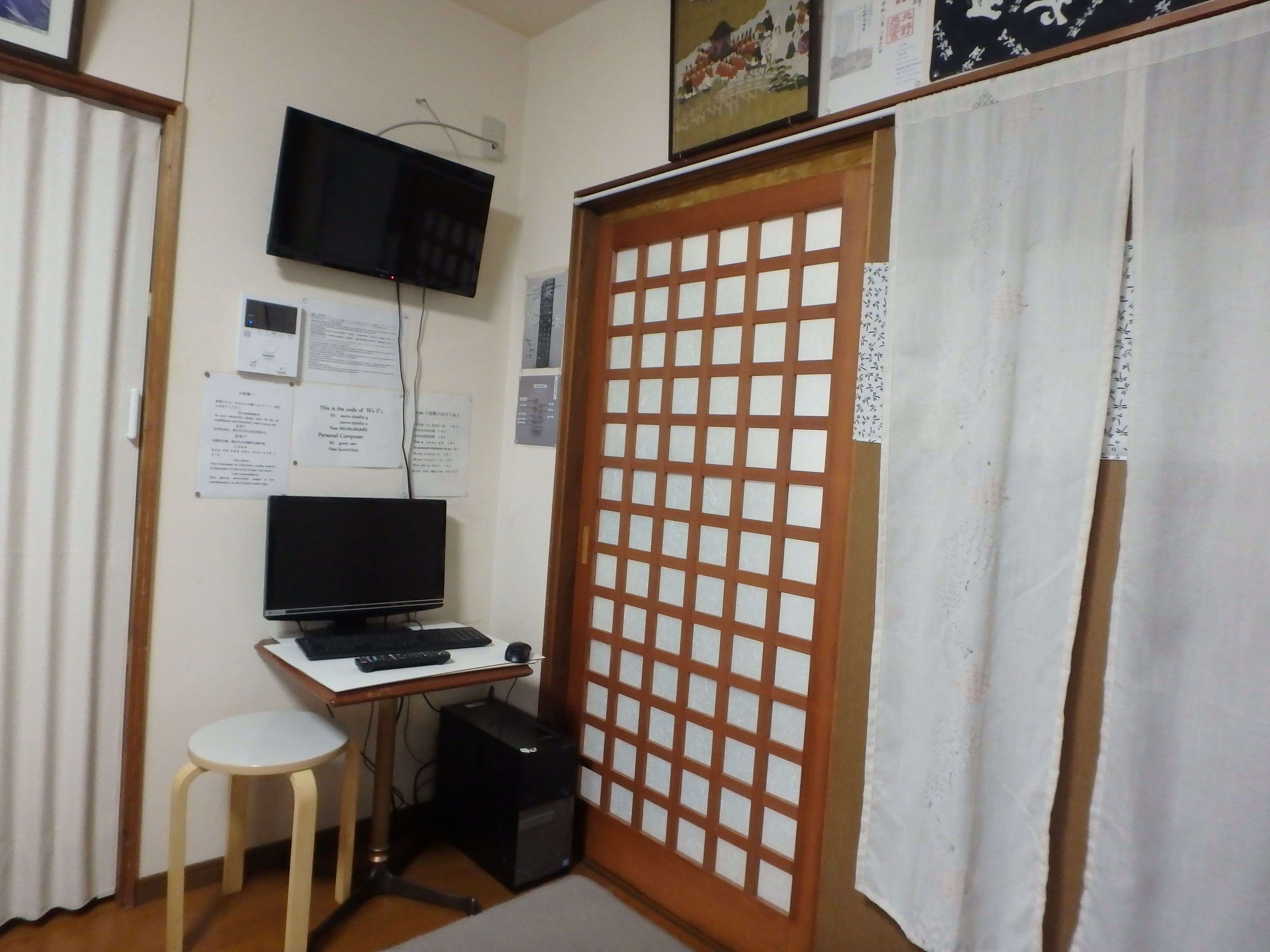 京の宿西大路２Fお部屋の間仕切りとWi-Fiです。