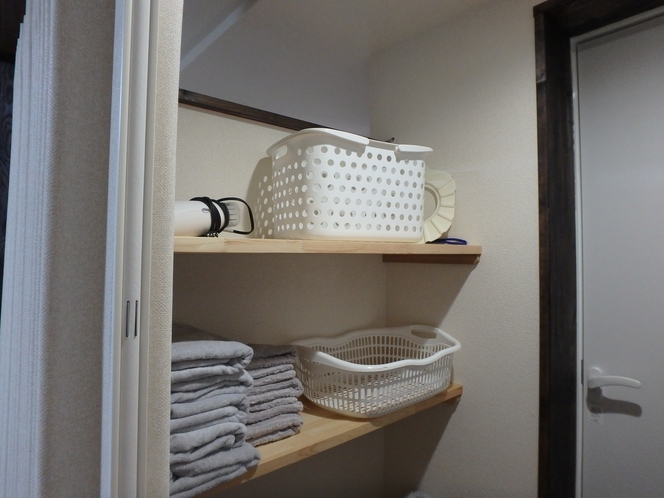 京の宿西大路familie 客室内更衣室バスタオルとフェイスタオルとドライヤーです。