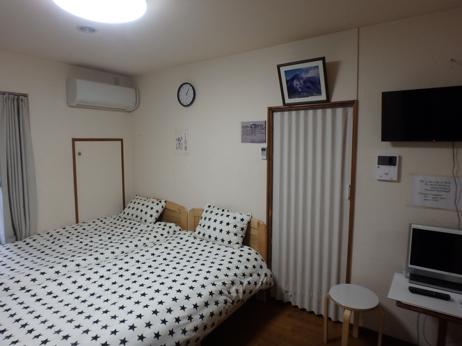 京の宿西大路　客室のシングルベッドです。