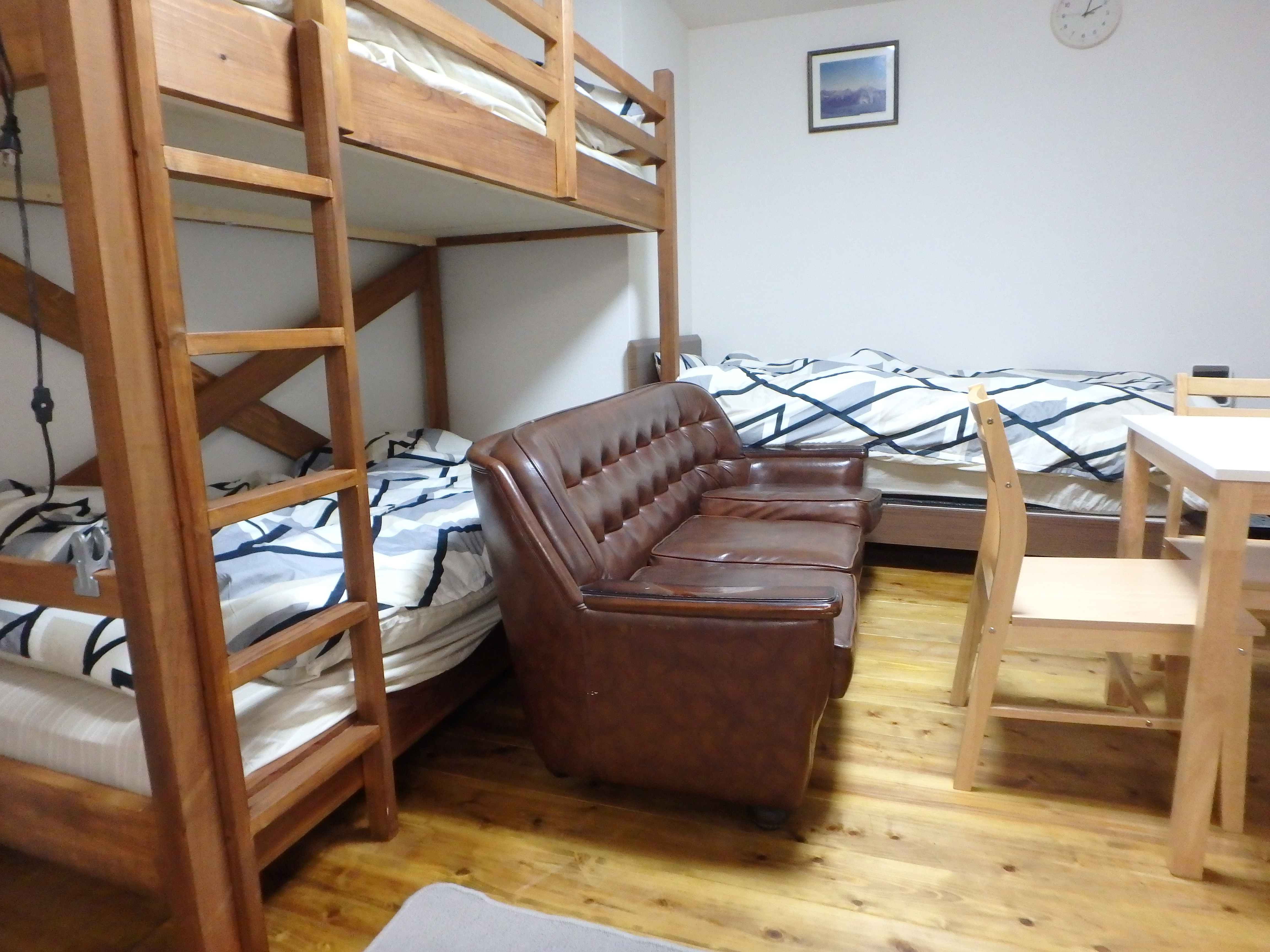 京の宿西大路Familie 客室シングルベッドと二段ベッドです。