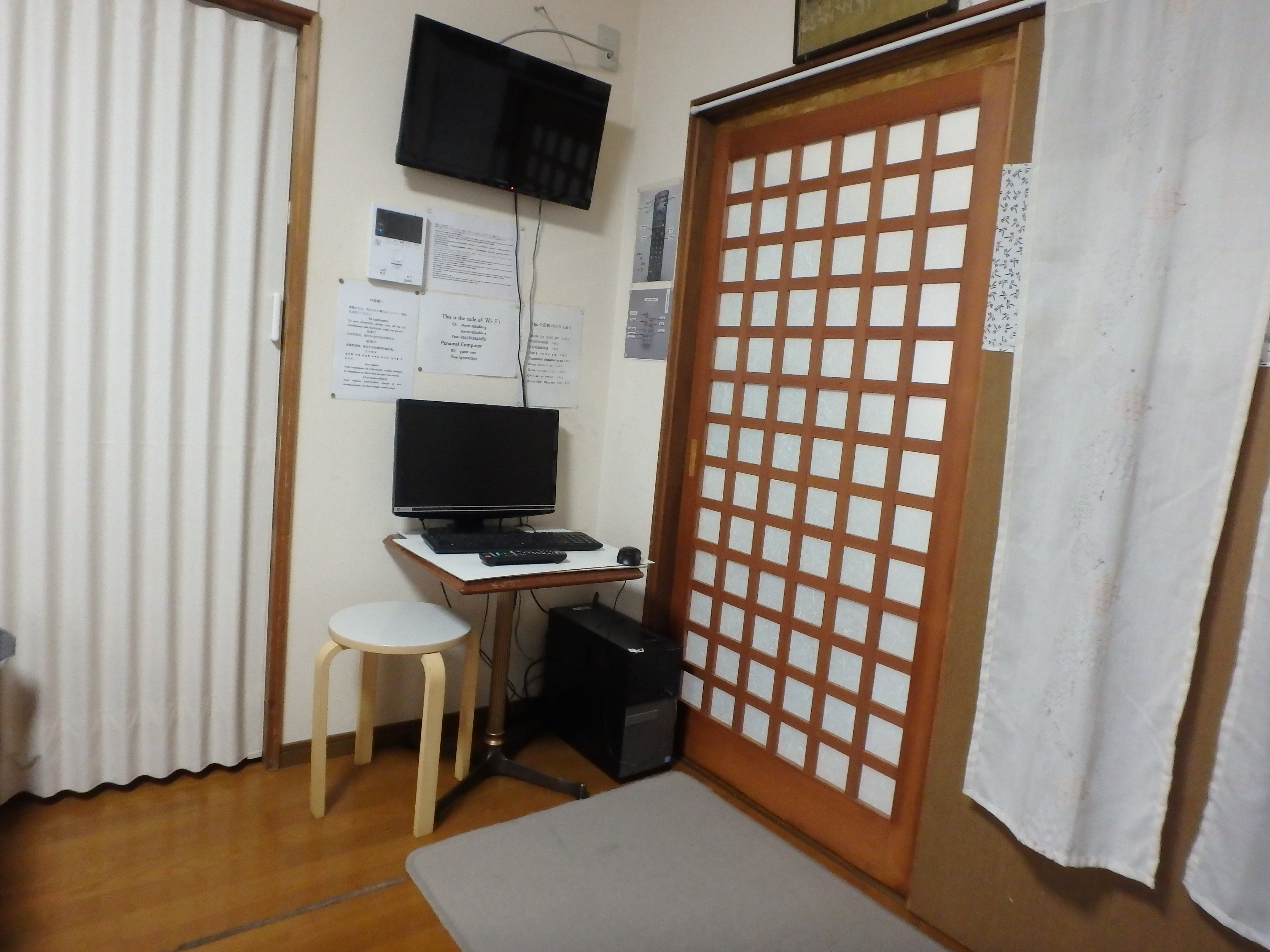 京の宿西大路２Fお部屋の間仕切りとWi-Fiです。