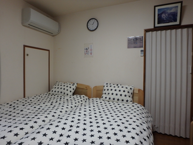 京の宿西大路　客室のシングルベッドです。