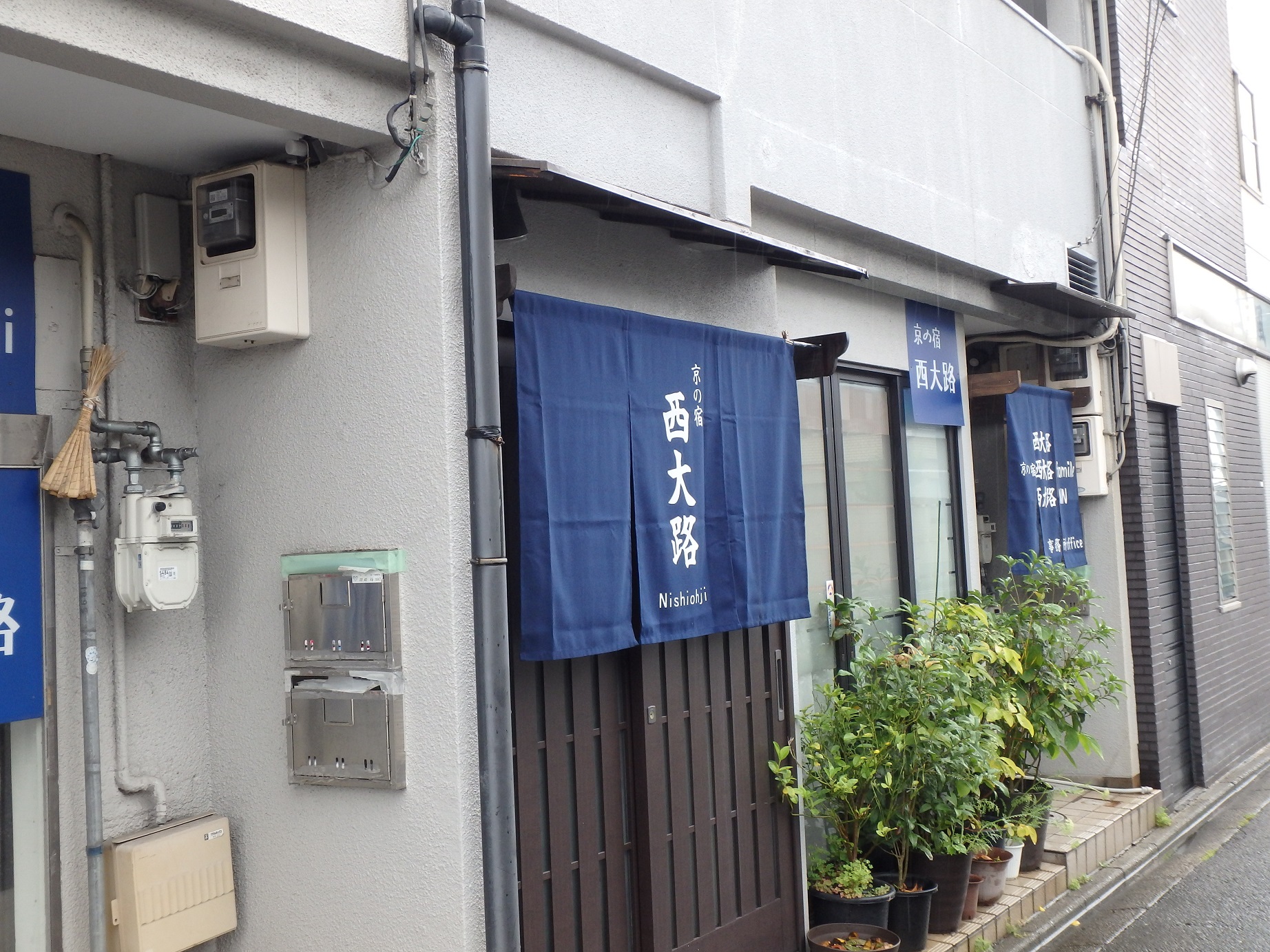 京の宿西大路２F入口です。